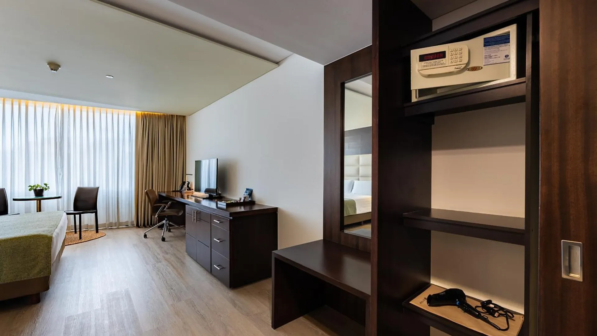 Hotel Estelar Milla De Oro Medellin 5*,
